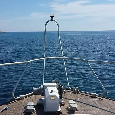 Charter Yacht Full Day 보트호텔