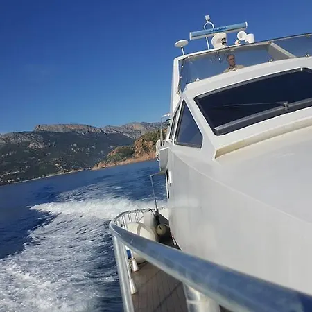Charter Yacht Full Day 보트호텔 *