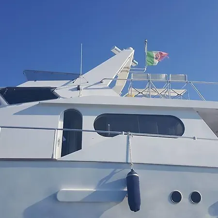 Charter Yacht Full Day 보트호텔