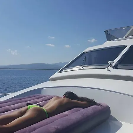 Charter Yacht Full Day 보트호텔