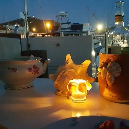 Charter Yacht Full Day 보트호텔