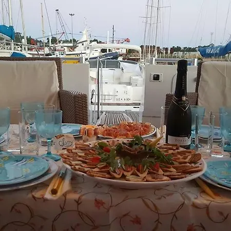 Charter Yacht Full Day 보트호텔 보사마리나